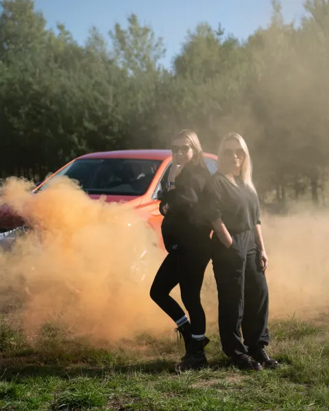 Magda Lelicka na Instagramie — Panowie, czy ja mogłabym wymyślić sobie lepsze życzenia dla Was - z okazji Dnia Chłopaka - niż to zdjęcie? 😈🧡 Chyba nie, prawda? Uwielbiam pracować z mężczyznami. Naprawdę. Z Wami 