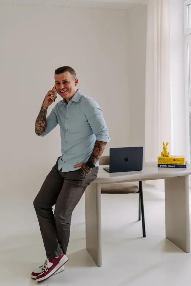 Marcin Lelicki podczas rozmowy telefonicznej przy biurku z laptopem w Agencji LIMON