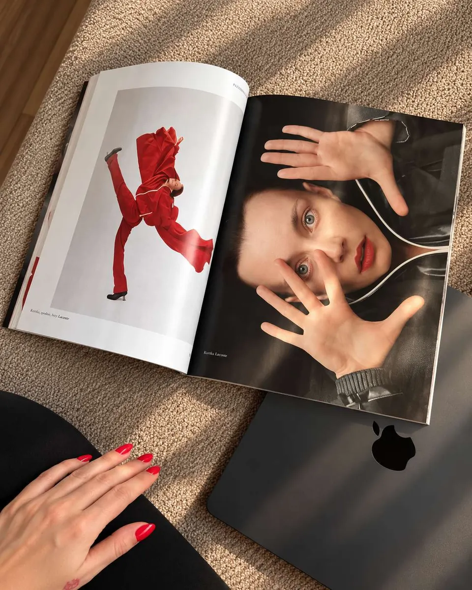 Fotografie w papierowym Harper’s Bazaar obok laptopa — analogowe i cyfrowe inspiracje