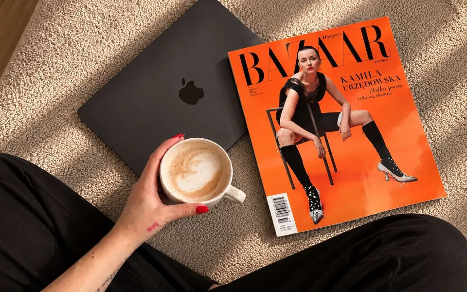 Kawa, papierowy Harper’s Bazaar i laptop — codzienne inspiracje Magdy Lelickiej, autorki wpisu Stara dusza